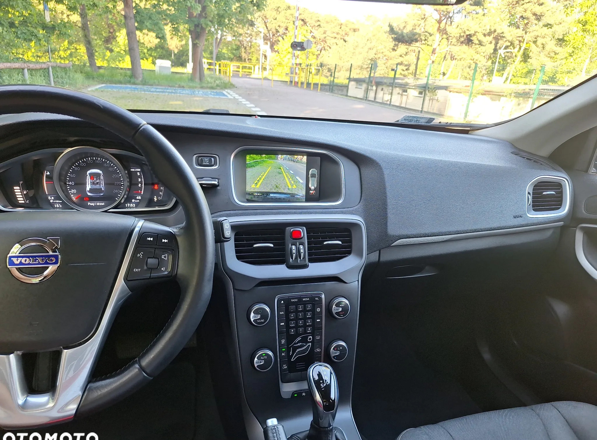 Volvo V40 cena 56900 przebieg: 132000, rok produkcji 2016 z Gdynia małe 254